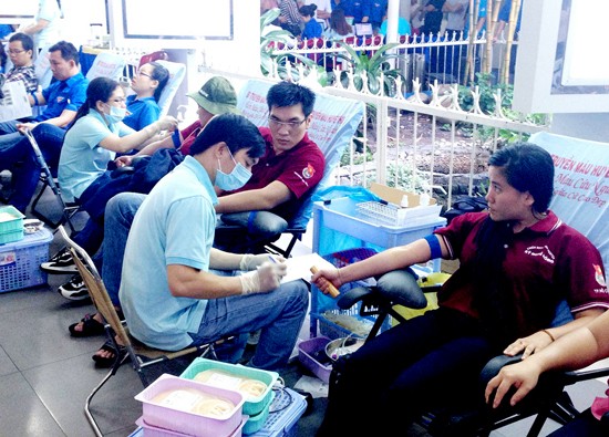 Young people voluntarily donate their blood in the campaign (Photo: SGGP)